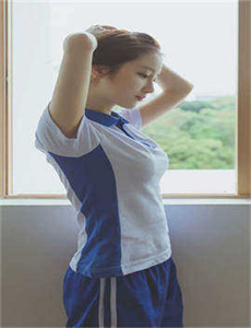 女生迈开腿让男生吃草莓