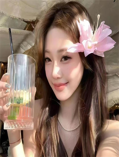 文化分析：《藏色之物/裸色爱情》中的导演的艺术风格与视觉语言 理解作品的时代背景与文化语境